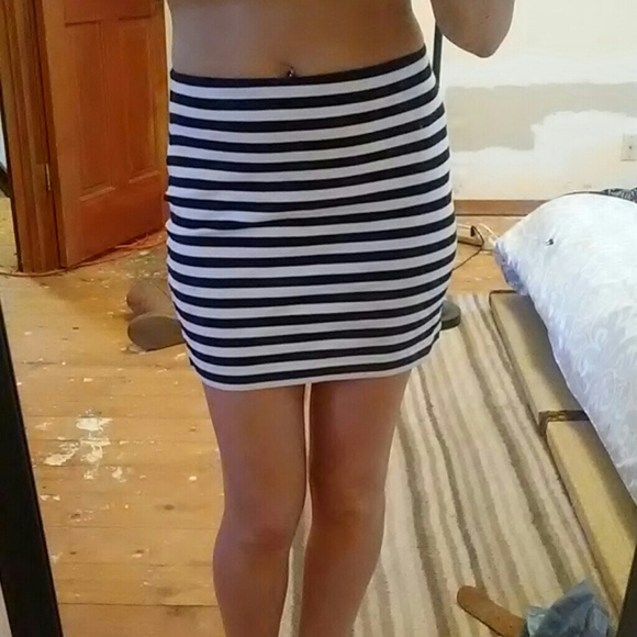 Black and white skirt - Picture 2 of 3